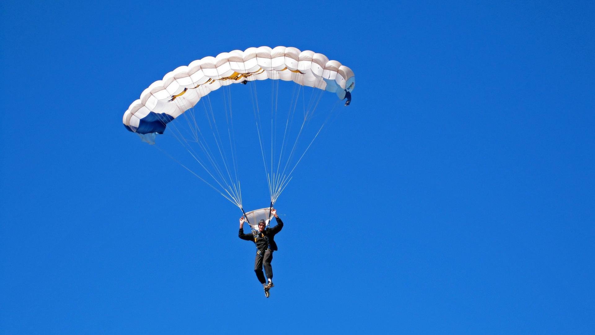 九游下载中心-冬季两项世界杯赛场风雪考验运动员体能，冬天举办世界杯