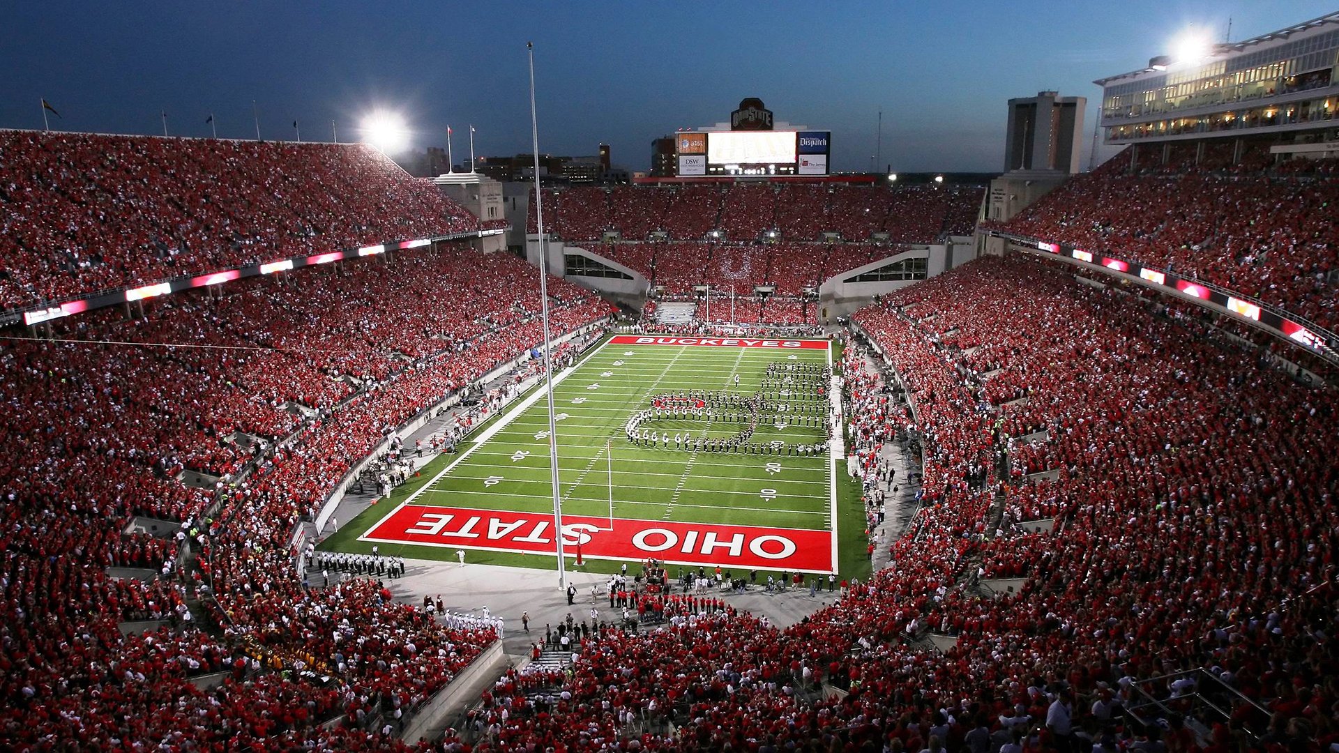 球迷在主办城市营造节日氛围吸引游客，球迷活动策划