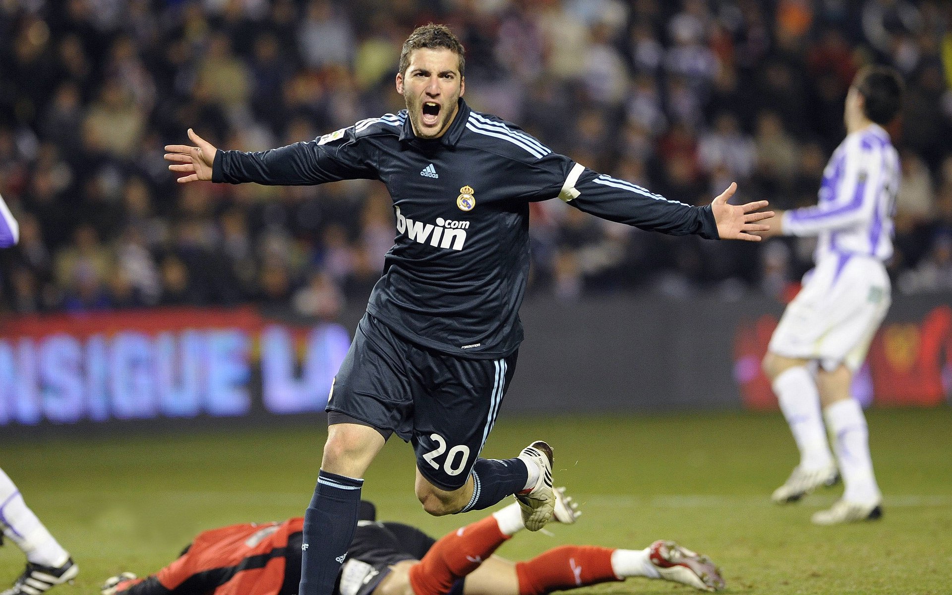 球队在比赛中表现出色被外界评价为黑马,球队处于优势怎样安排战术